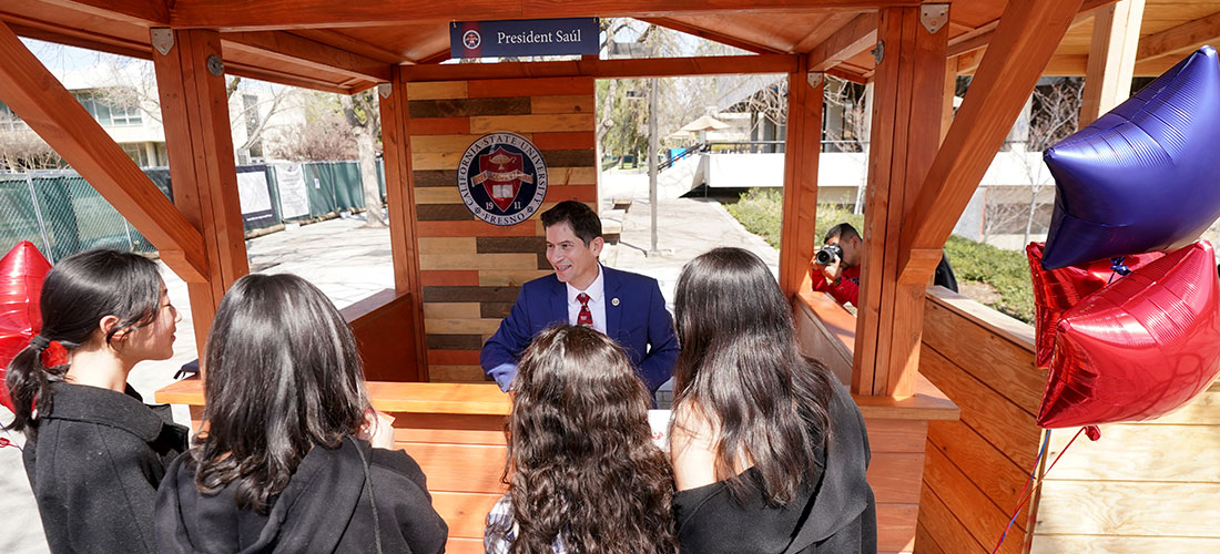 President Saúl meets with students at the connection booth