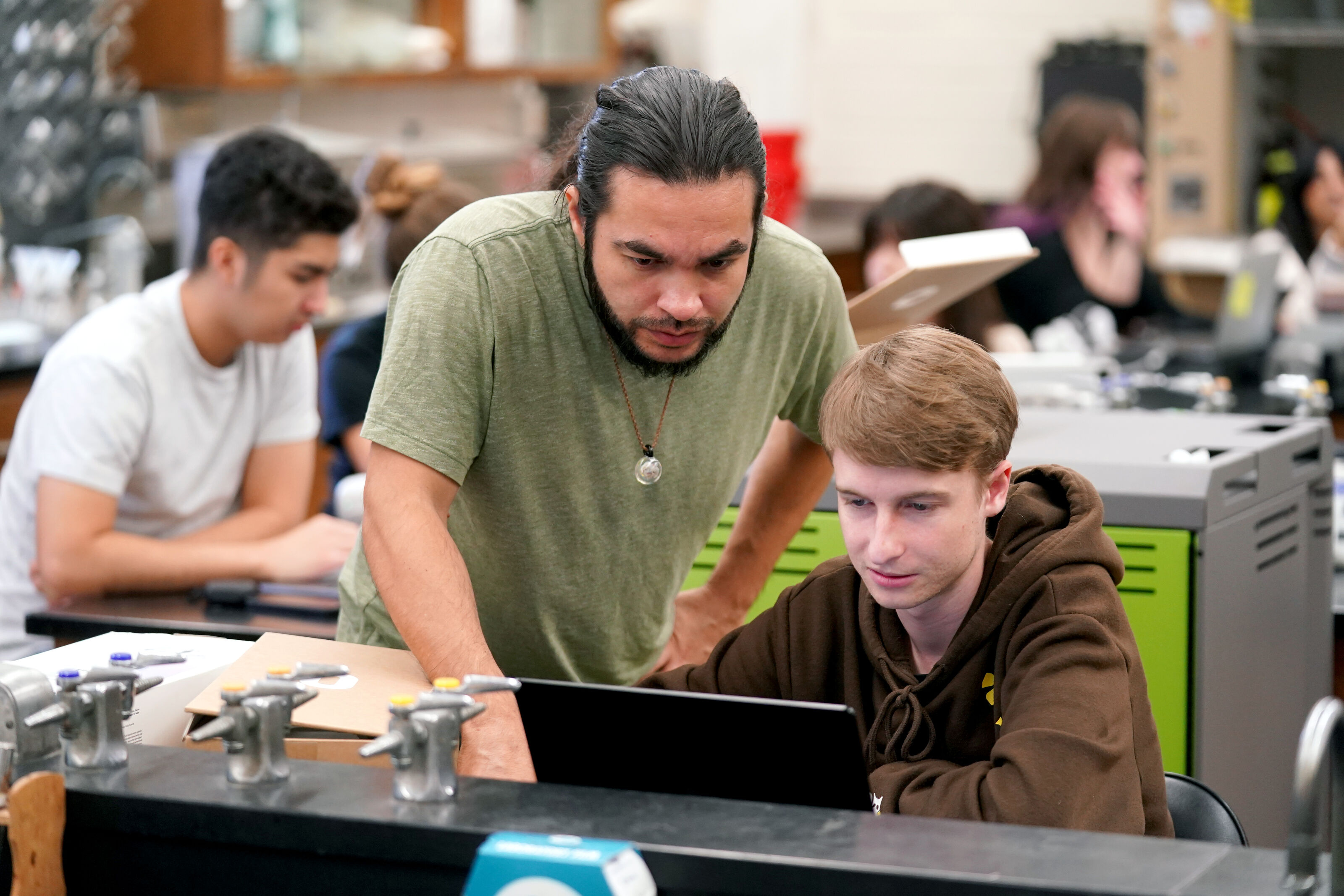 Pillat 2 Two people looking at laptop screen